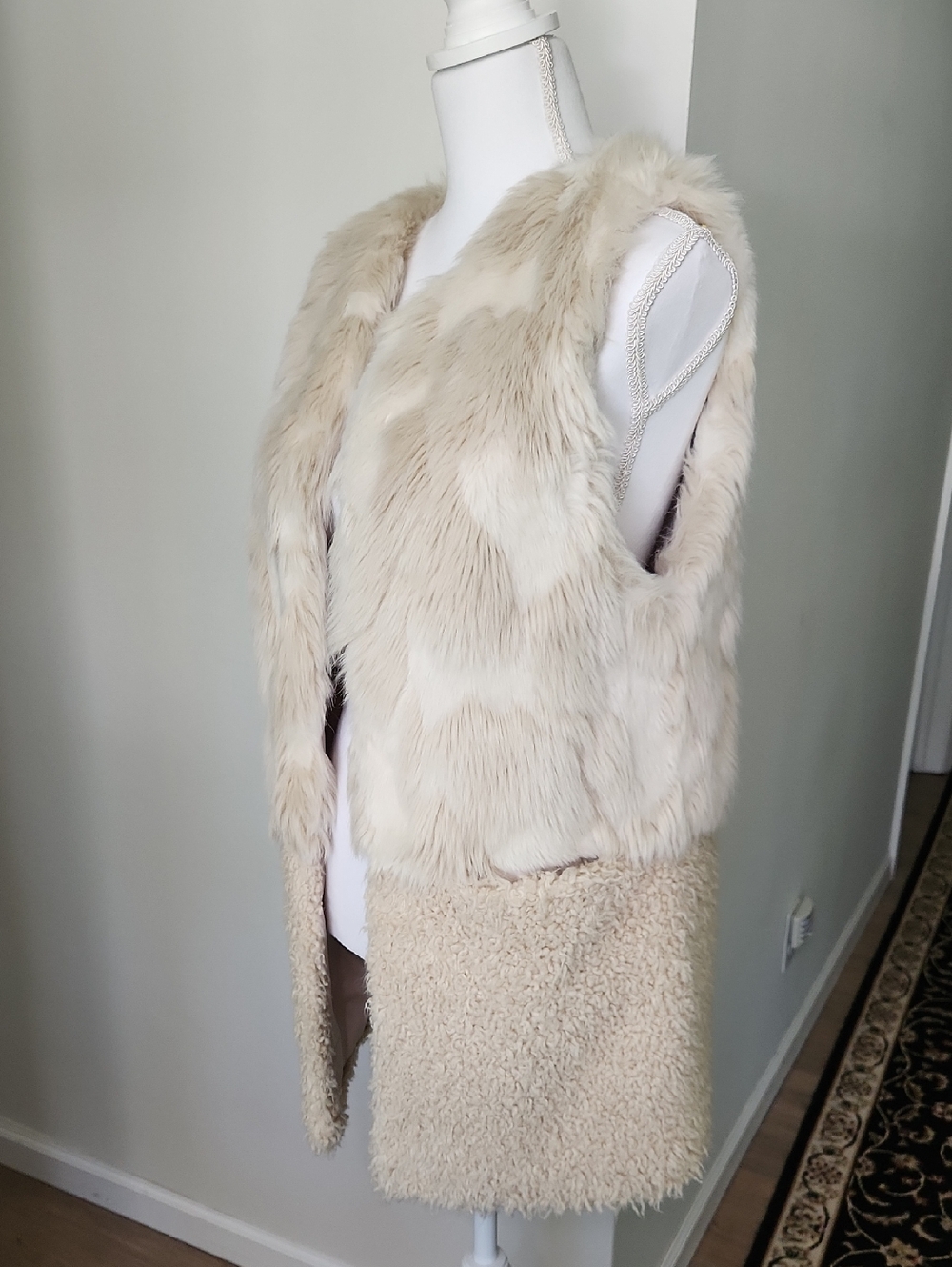 Hinge Women’s Faux Fur Vest Classy Contemporary Versatile Sherpa in Cream OSFM - Picture 3 of 15